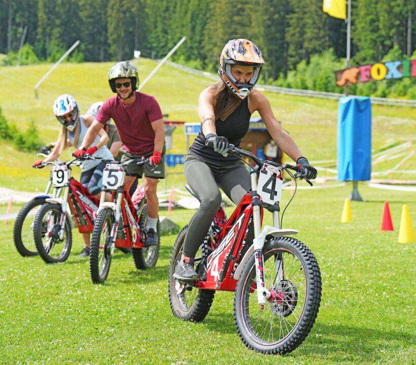 Zwei Frauen und ein Mann fahren auf E-Trials im E-Trial Parcours am Präbichl