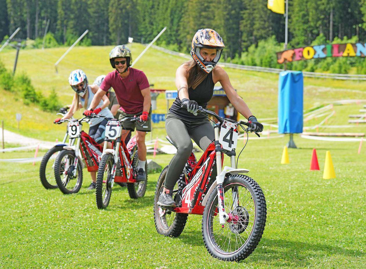 Zwei Frauen und ein Mann fahren auf E-Trials im E-Trial Parcours am Präbichl