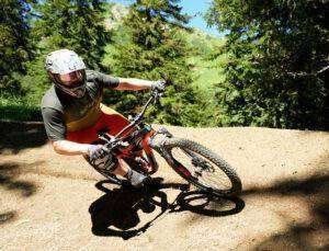 Mann fährt auf Mountainbike den Bike Trail von Alpfox am Präbichl bergab.