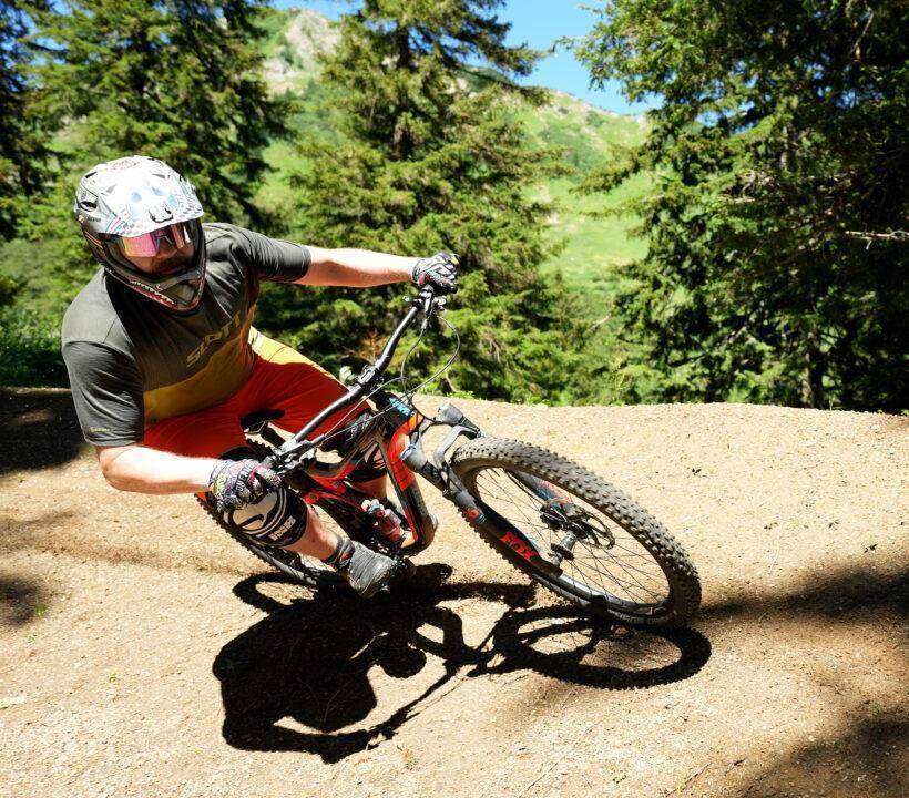 Mann fährt auf Mountainbike den Bike Trail von Alpfox am Präbichl bergab.